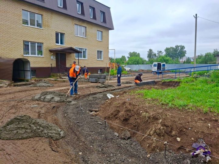 В Елабуге продолжается реализация программы «Наш двор»