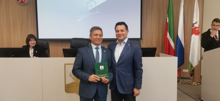 Рустем Нуриев вручил благодарственные письма за вклад в празднование 80-летия Победы