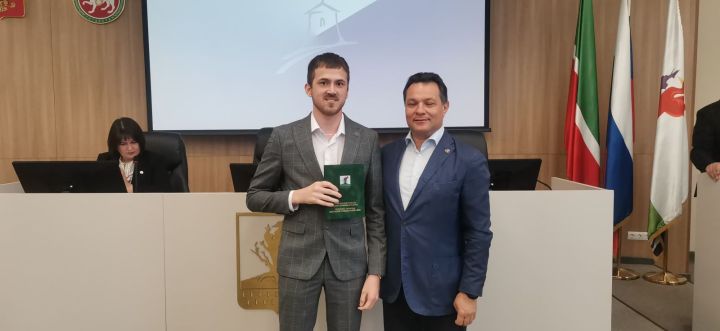 Рустем Нуриев вручил благодарственные письма за вклад в празднование 80-летия Победы