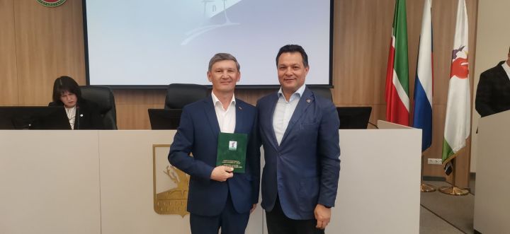 Рустем Нуриев вручил благодарственные письма за вклад в празднование 80-летия Победы