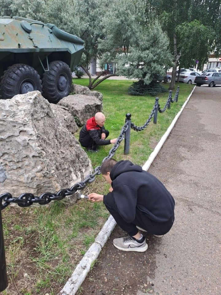 В Елабуге прошел субботник у мемориала Воинов-интернационалистов