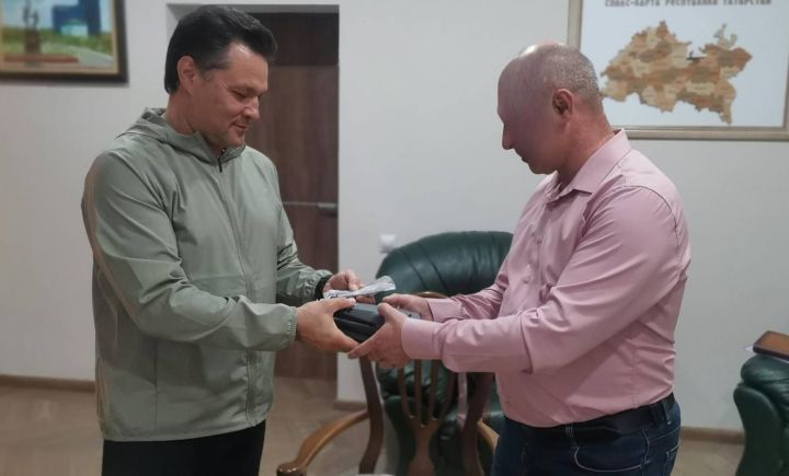 Глава Елабужского района передал бойцу квадрокоптер для нужд военных
