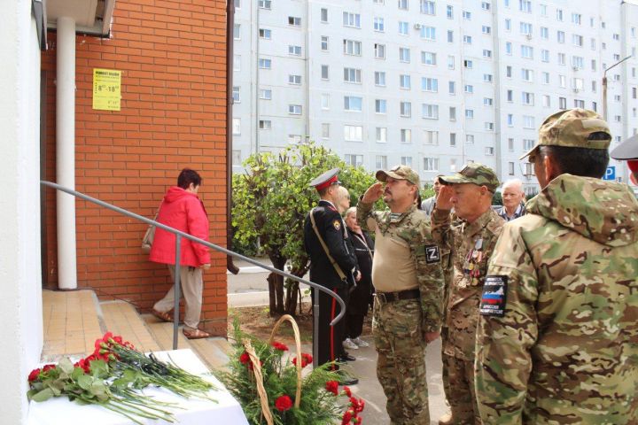 «Спас товарищей ценой своей жизни»: в Елабуге открыли мемориальную доску земляку-герою