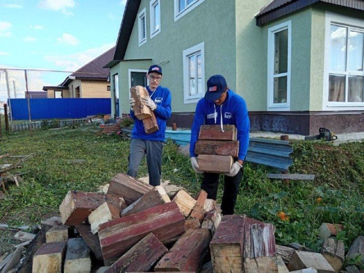 Молодогвардейцы Елабуги оказали помощь по благоустройству семье участника СВО