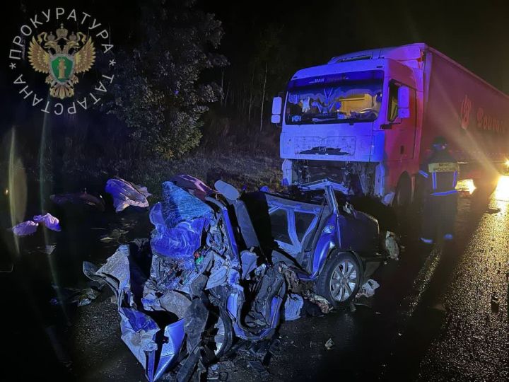 Три человека погибли в лобовом столкновении на трассе в Татарстане