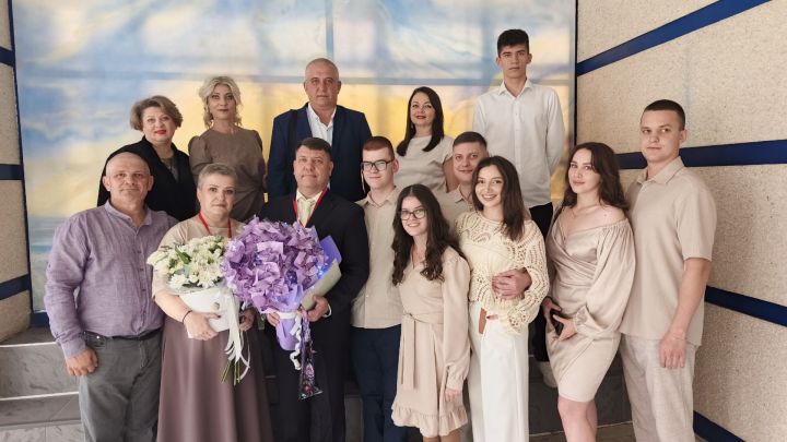 Елабужские супруги отметили жемчужную свадьбу: 30 лет в браке и четверо детей