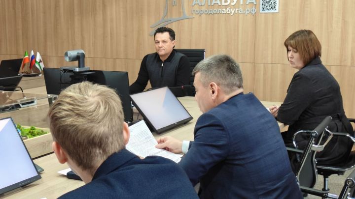 Глава Елабужского района дал две недели на решение проблемы нехватки водителей автобусов