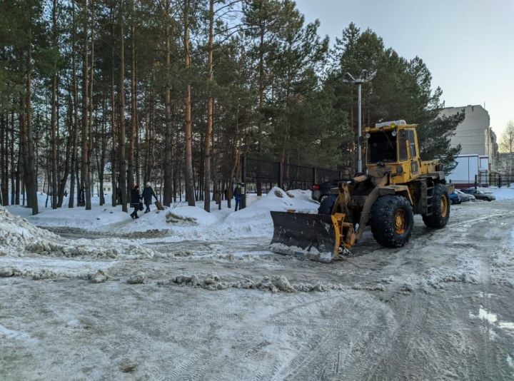 Сколько стоит уборка снега в Елабуге: расценки на ручную чистку и работу трактора