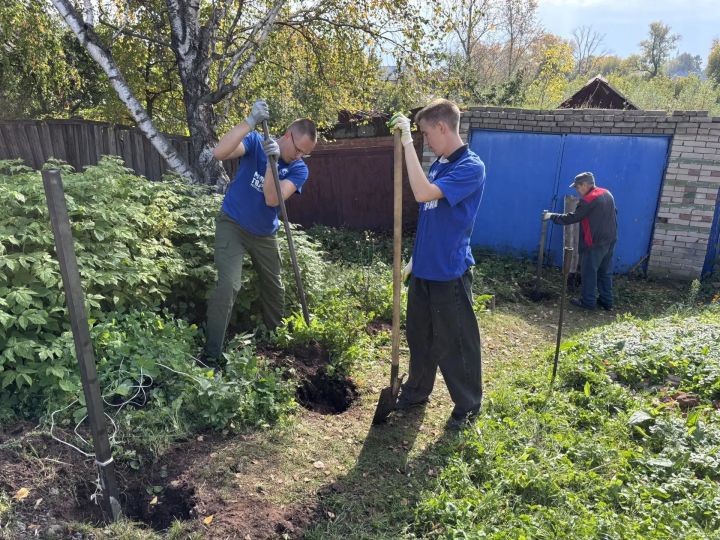 Алабуга активистлары Өлкәннәр көнендә ветеранга ярдәм итте