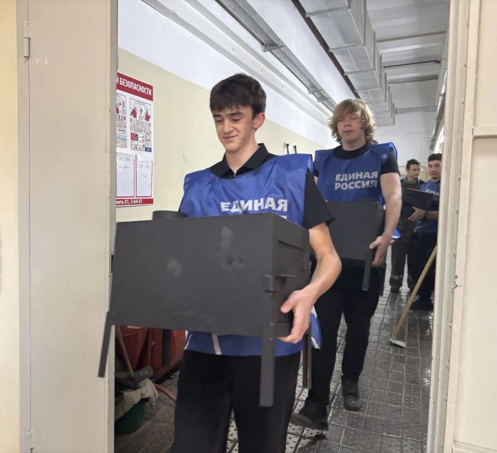 Җылы ярдәм: Алабуга студентлары фронт өчен мичләр ясый