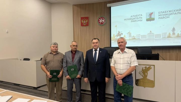Три водителя из Елабуги получили почётные грамоты главы района