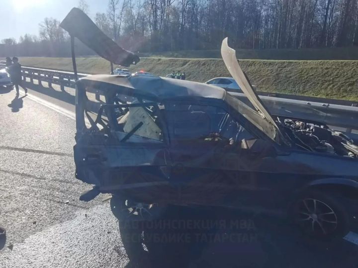 В Казани автомобиль Lada Granta врезался в сломавшийся ВАЗ, погибла девушка