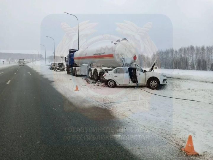На трассе в Татарстане в ДТП с бензовозом погиб младенец