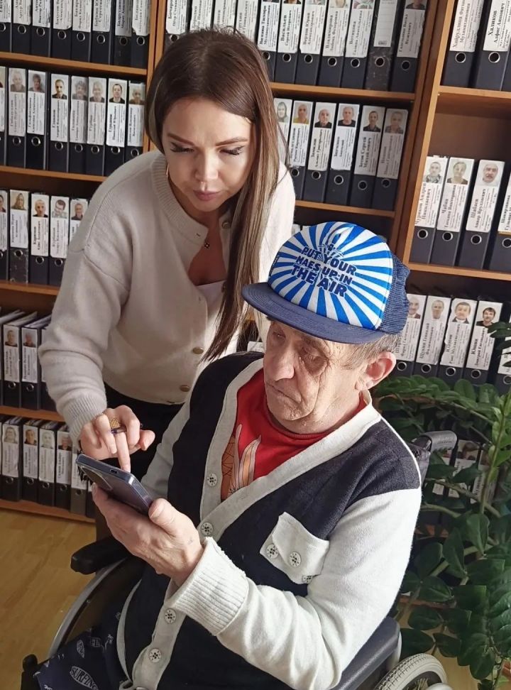 В Елабужском доме-интернате осваивают мессенджер МАХ: пожилым и инвалидам помогают установить цифровой ID
