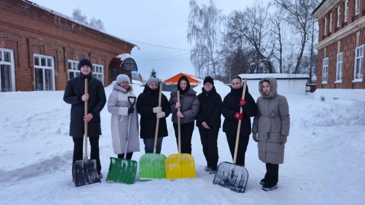 Преподаватели и студенты Елабужского института КФУ вышли на уборку снега