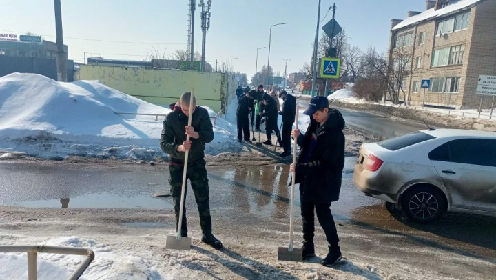 Студенты Елабужского политехнического колледжа вышли на уборку снега