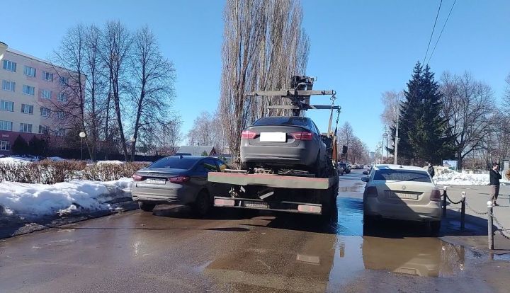 Алабугада Казан һәм Гассар урамнарыннан машиналарны эвакуациялиләр: кагыйдә бозу ничә сумга төшә?