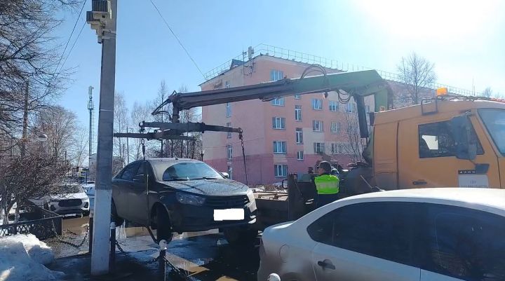 Алабугада Казан һәм Гассар урамнарыннан машиналарны эвакуациялиләр: кагыйдә бозу ничә сумга төшә?