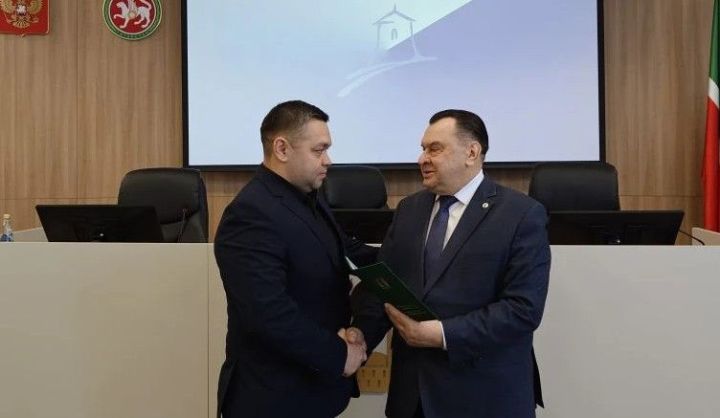 Елабужского предпринимателя наградили за помощь бойцам СВО