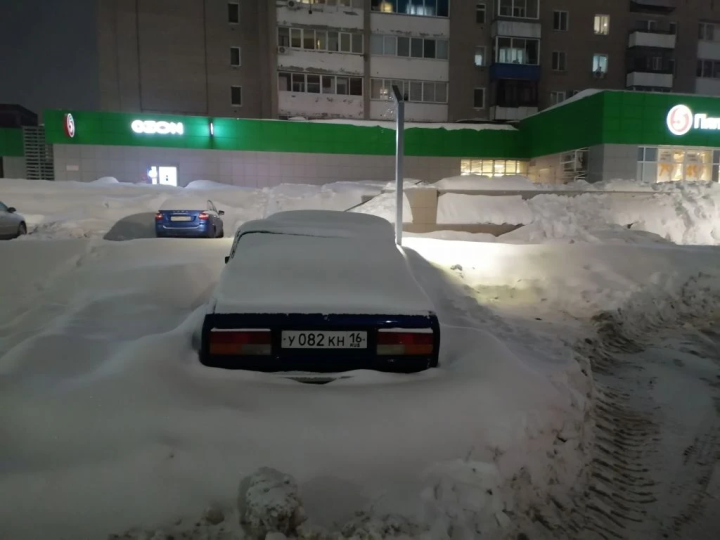 Брошенные авто мешают уборке: коммунальщики просят елабужан убрать транспорт