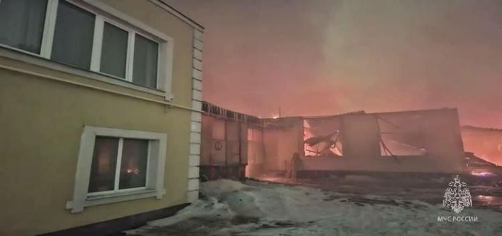 Крупный пожар в Елабуге: горел склад на улице Чапаева, пострадавших нет