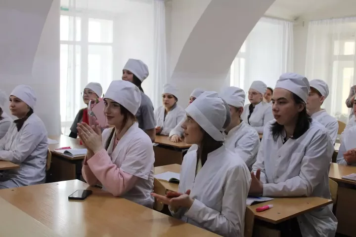 Йөрәк түрендә сакланган хат: СВО ветераны үзенә хат язган студент кыз белән очрашты