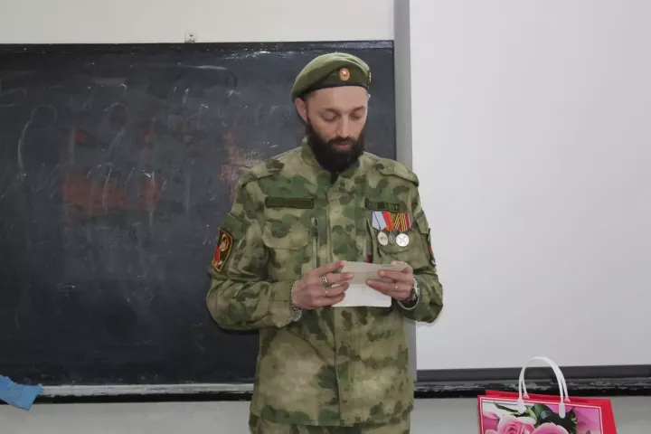 Йөрәк түрендә сакланган хат: СВО ветераны үзенә хат язган студент кыз белән очрашты