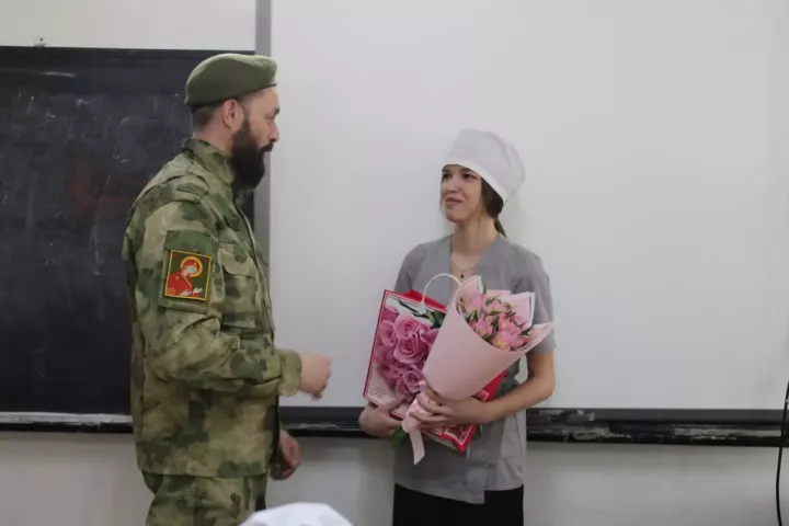 Йөрәк түрендә сакланган хат: СВО ветераны үзенә хат язган студент кыз белән очрашты