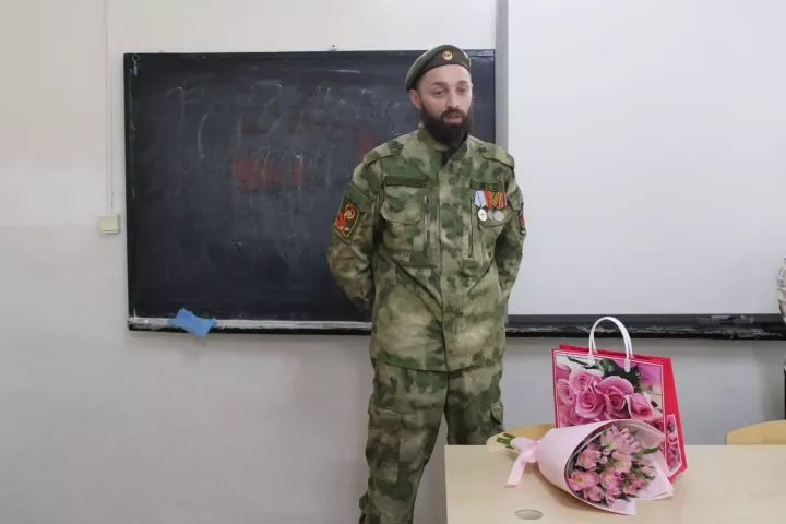 Йөрәк түрендә сакланган хат: СВО ветераны үзенә хат язган студент кыз белән очрашты