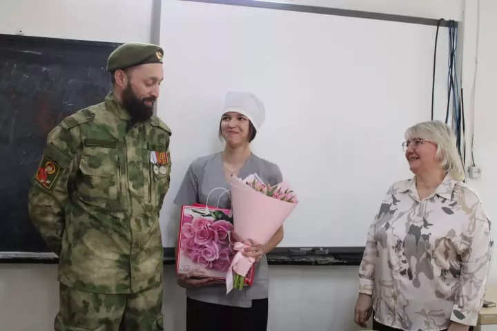 Йөрәк түрендә сакланган хат: СВО ветераны үзенә хат язган студент кыз белән очрашты