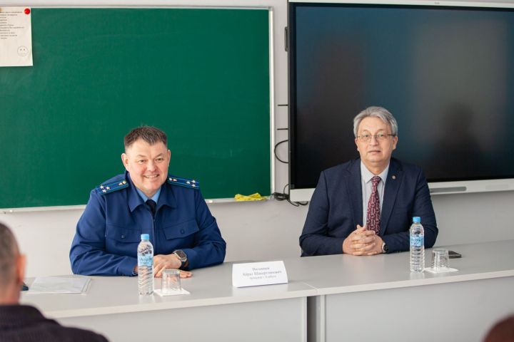 Прокурор встретился со школьниками из Лисичанска и Рубежного в Елабужском институте КФУ