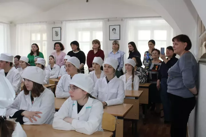 Йөрәк түрендә сакланган хат: СВО ветераны үзенә хат язган студент кыз белән очрашты