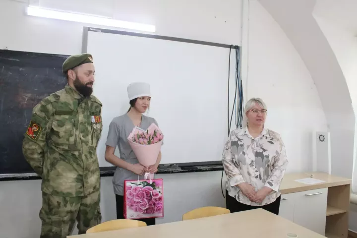 Йөрәк түрендә сакланган хат: СВО ветераны үзенә хат язган студент кыз белән очрашты