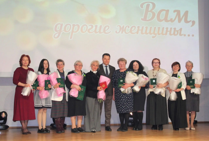 Мужчины поздравили елабужанок с 8 Марта со сцены