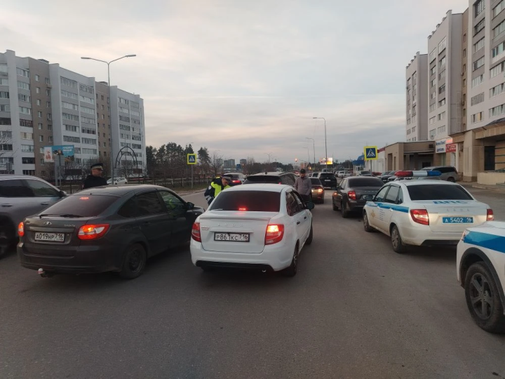 Алабугада машина йөртүчеләрне тикшерделәр: дүрт сәгать эчендә уннан артык кагыйдә бозучы ачыкланды