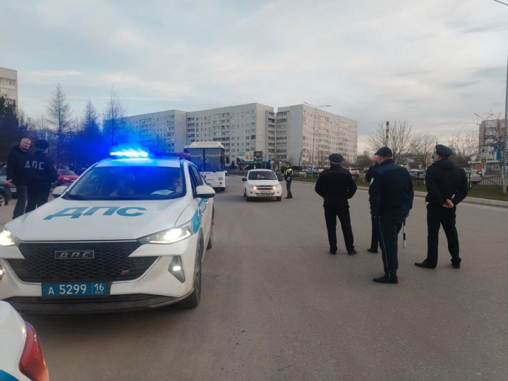 Алабугада машина йөртүчеләрне тикшерделәр: дүрт сәгать эчендә уннан артык кагыйдә бозучы ачыкланды