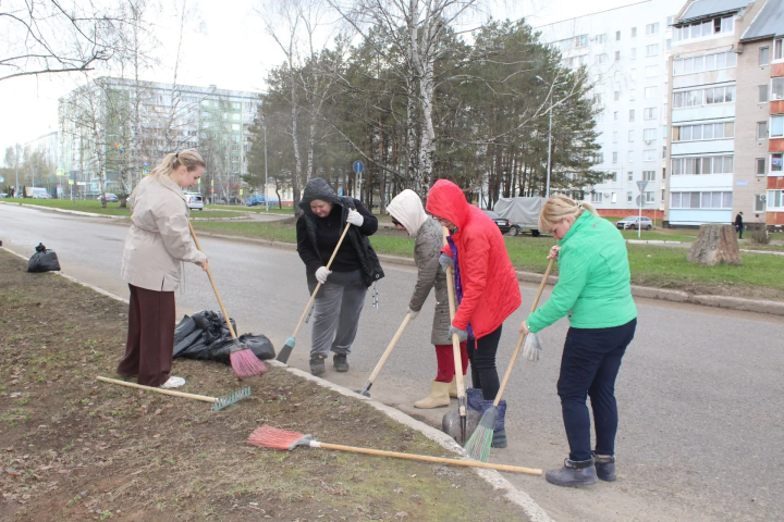 Большая весенняя уборка в Елабуге продолжается