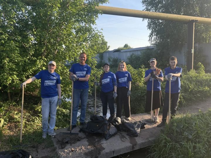 Студенты Елабужского политехнического колледжа очистили берег реки Шумиха