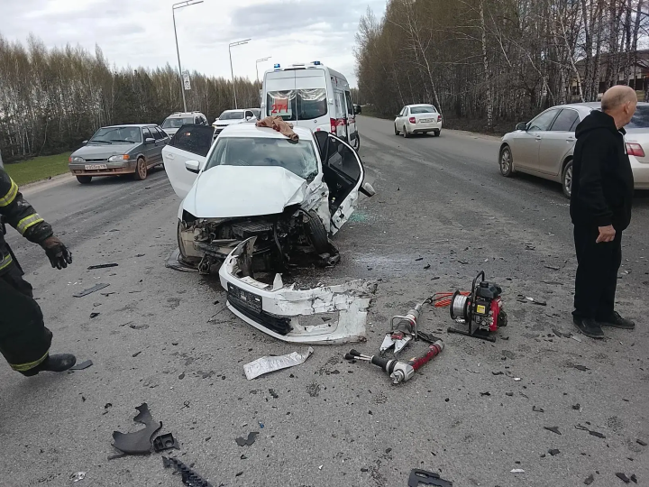 Алабугада Audi һәм Volkswagen бәрелешкән: җитди авария нәтиҗәсендә бер йөртүче хастаханәгә озатылган