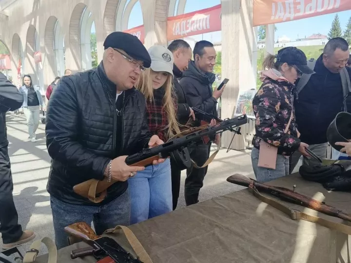 Җиңү көнендә Алабугада 1908 елгы винтовкадан алып 2020 елгы Калашников автоматына кадәр кораллар күргәзмәсе ачылды