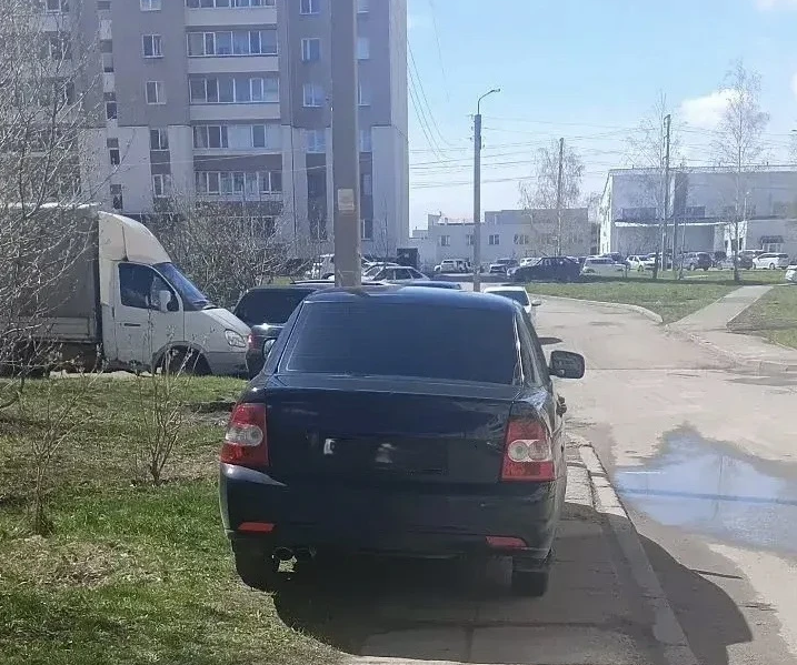 Алабугада машинаны газонга куйган өчен 3500 сумга кадәр штраф яный