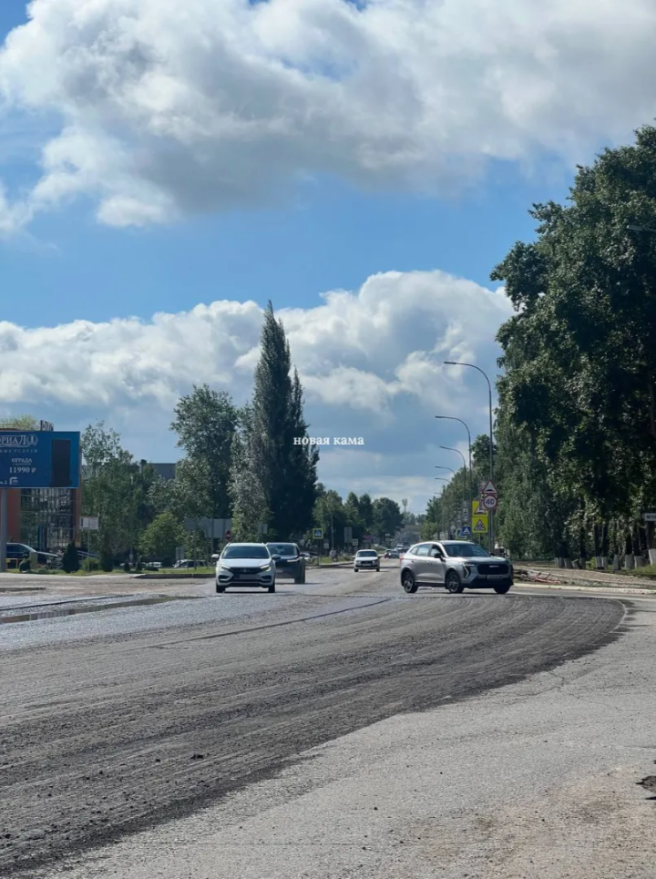 В Елабуге продолжается ремонт дороги на улице Строителей