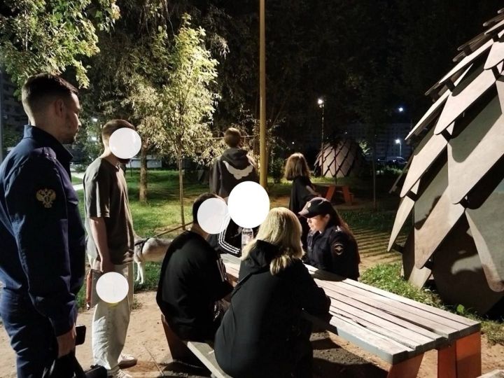 Алабугада төнлә урамда йөргән бала өчен әти-әнисе җавап бирә