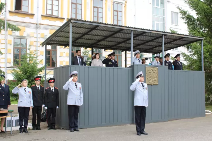 Алабугада 33 суворовчы аттестат алды һәм училище байрагы белән хушлашты