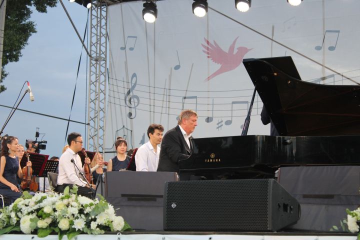 Борис Березовский оценил новый пляж в Елабуге и пригласил гостей фестиваля купаться по утрам