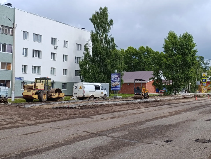 На улице Строителей завершается укладка тротуара по левой стороне