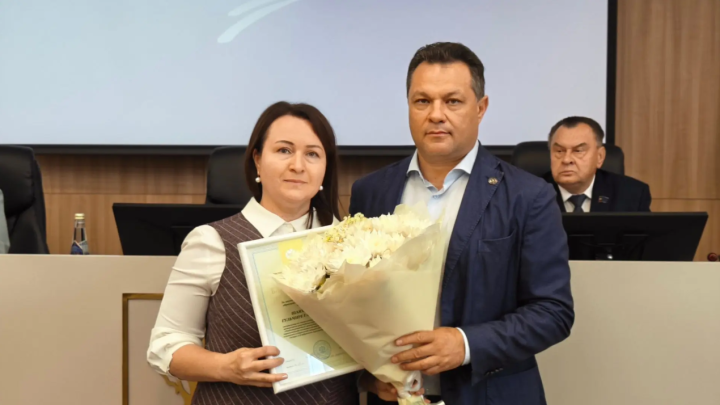 Алабугада волонтерларны һәм тәрбиячеләрне бүләкләделәр