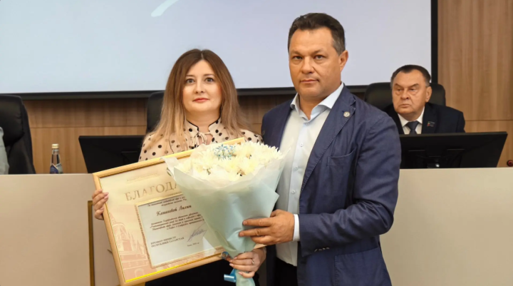 Алабугада волонтерларны һәм тәрбиячеләрне бүләкләделәр