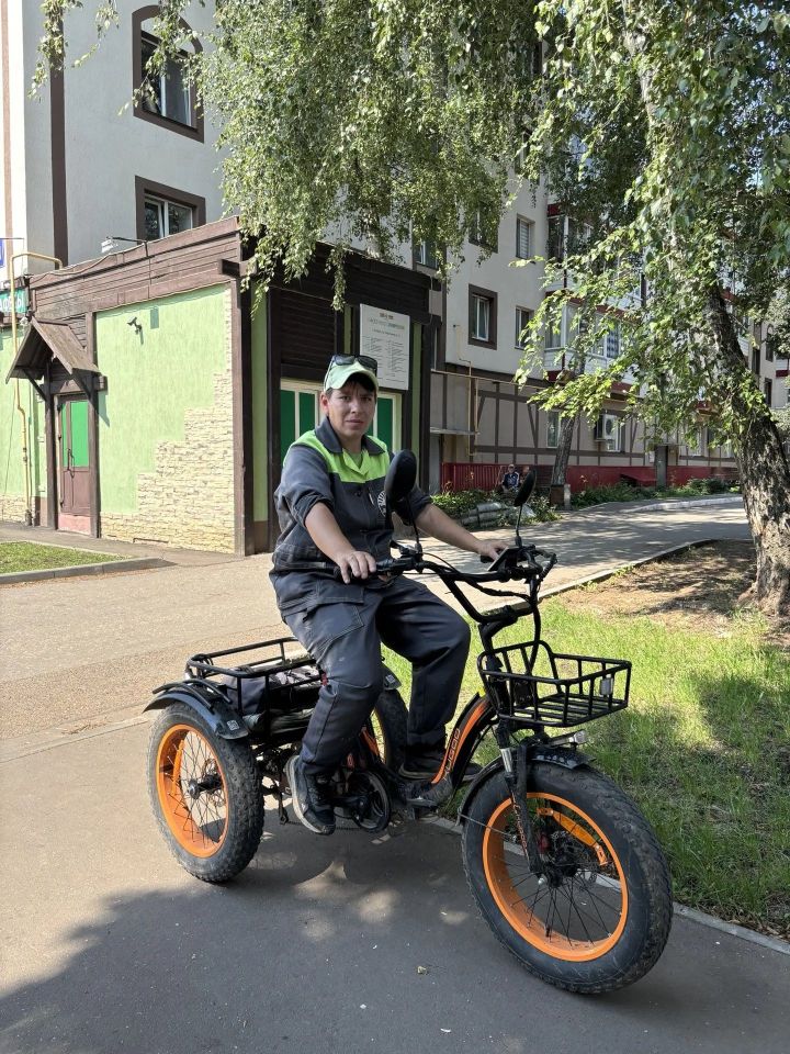 Алабугада шәһәр урамнарын җыештыручыларга ярдәмгә электровелосипед бирделәр