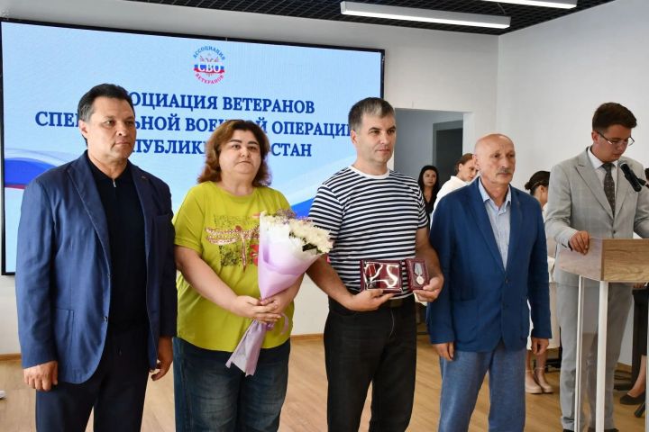 Алабугада һәлак булган сугышчыларның гаиләләренә Батырлык орденнары тапшырылды